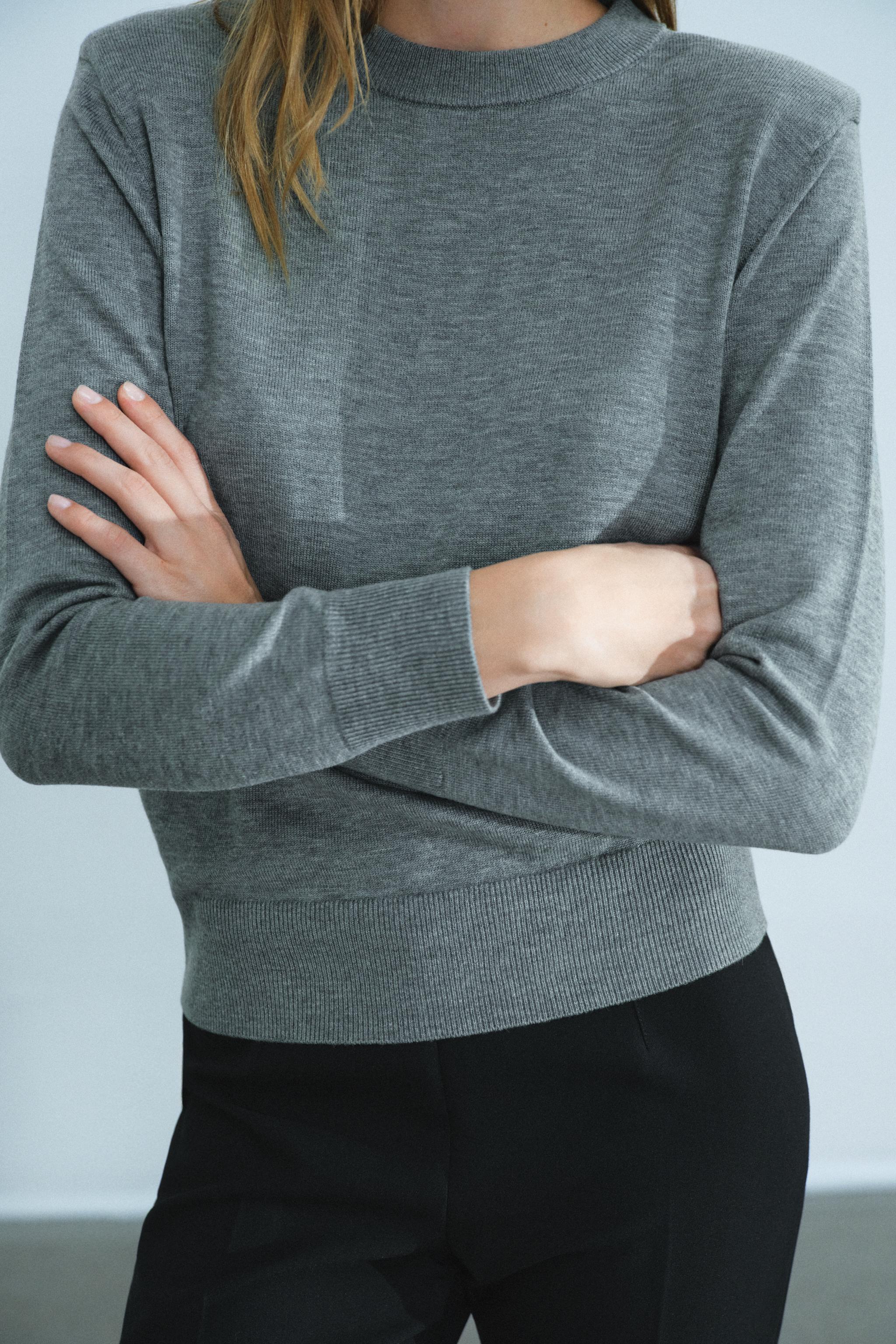 PULL EN MAILLE À ÉPAULETTES