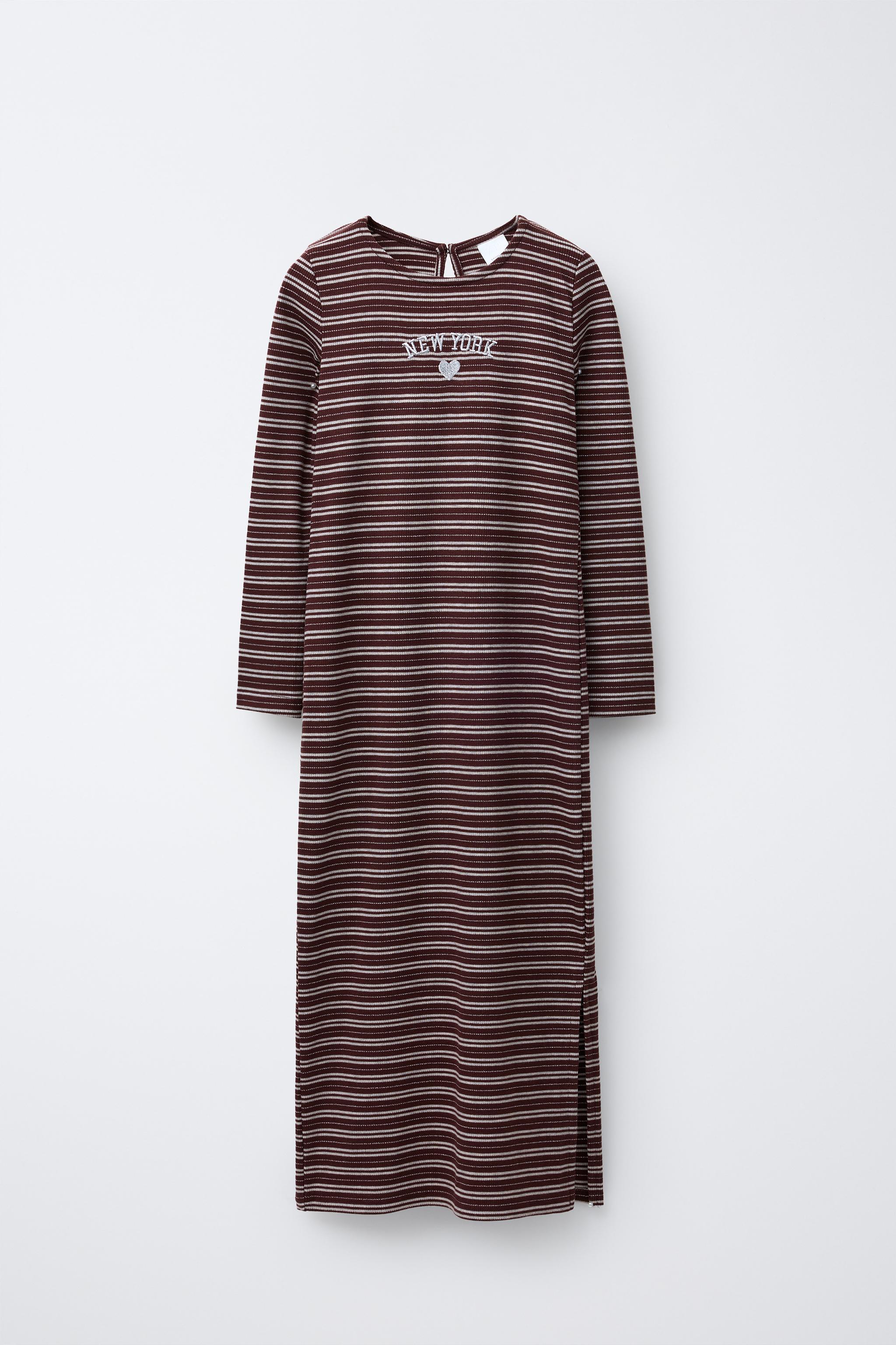 ROBE LONGUE CÔTELÉE À INSCRIPTION