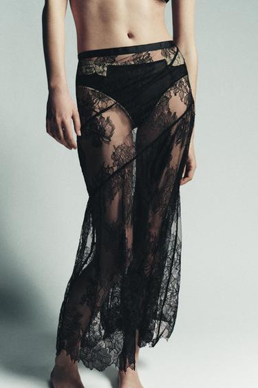 FALDA MIDI ENCAJE - Negro de Zara