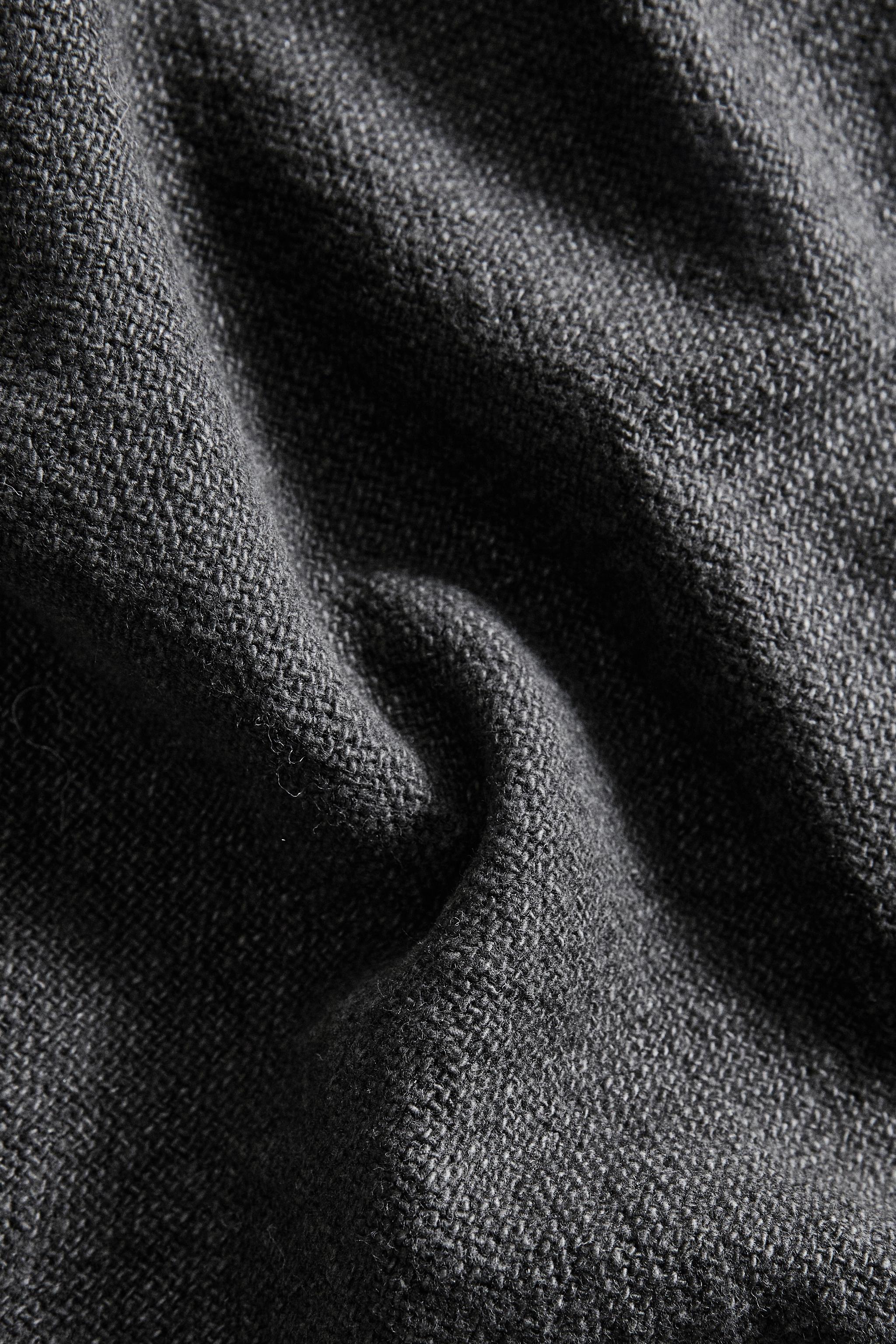 LINEN PLACEMAT WITH FRAYED EDGE