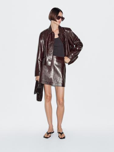 Falda corta piel napa - Burdeos de Zara