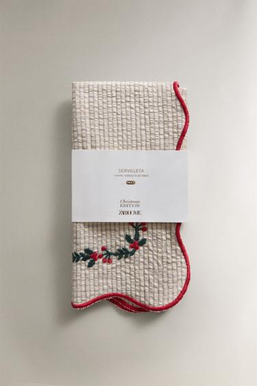 PACK OF SCALLOPED COTTON CHRISTMAS NAPKINS WITH EMBROIDERY (PACK OF 2) - Red by Zara - Image 4