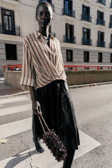CAMISA RAYAS BAJO ABULLONADO - Marrón / Crudo de Zara