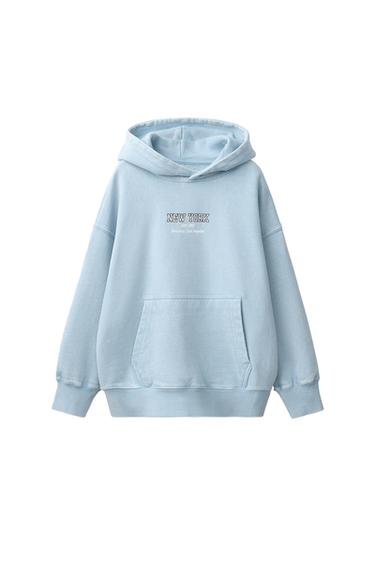PULOVER S KAPUCO, SPRANEGA VIDEZA IN NAPISOM - Svetlo modra od Zare