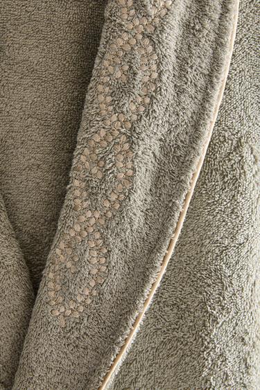 DRESSING GOWN WITH PLANT EMBROIDERY - أخضر وسط الخاص بـ Zara