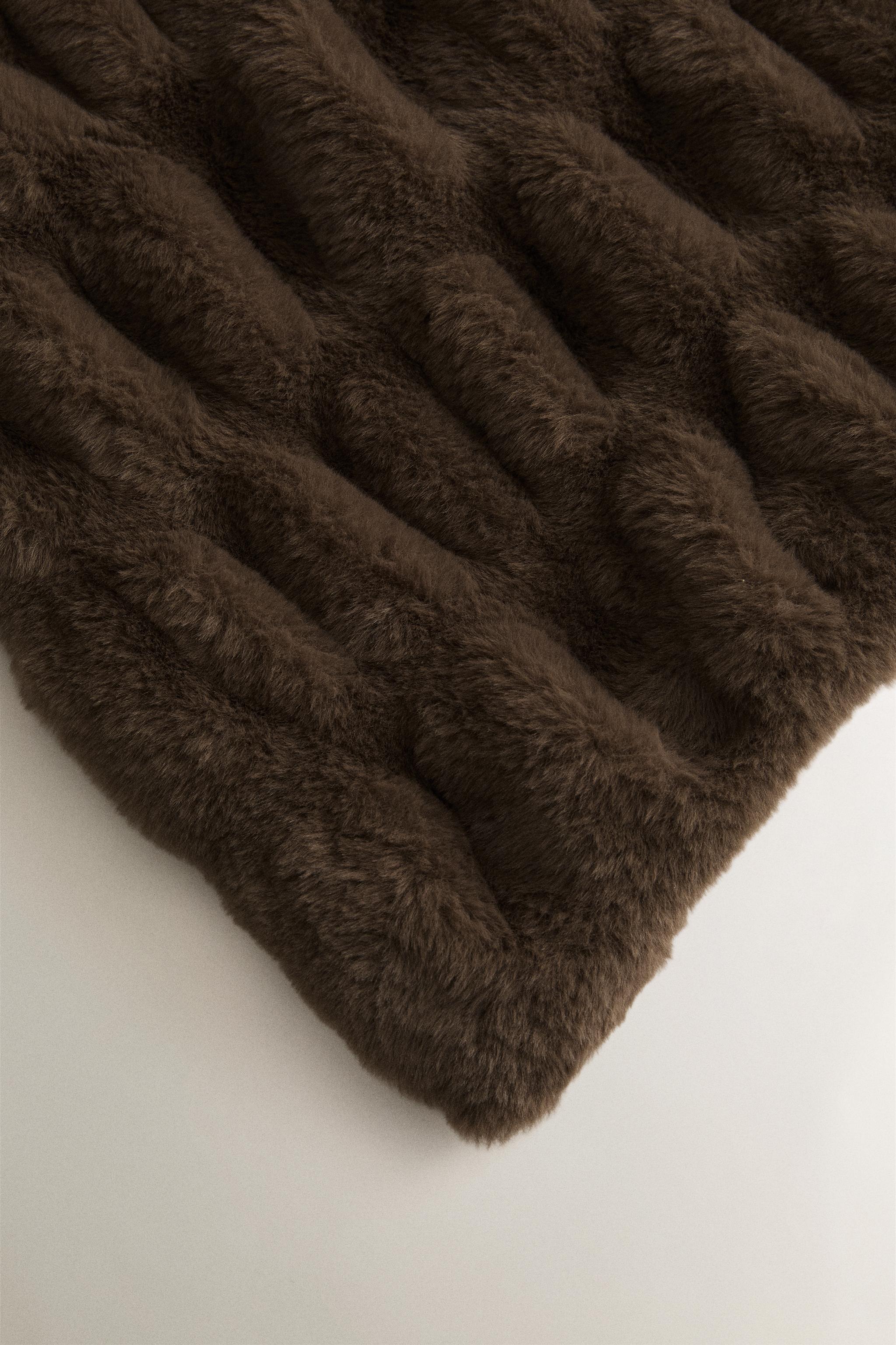 WAVY FAUX FUR BLANKET — Brown / Taupe