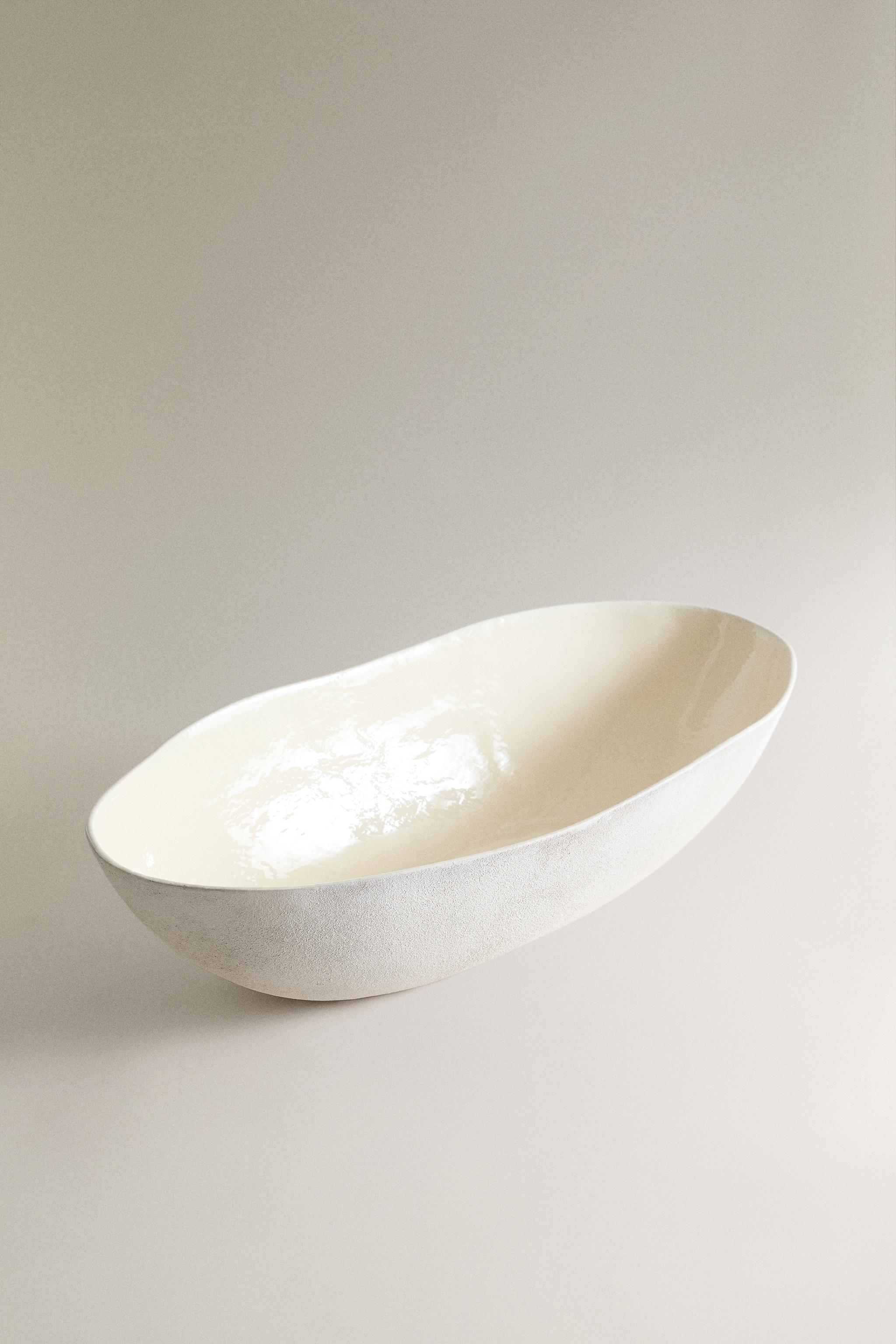 TEXTURED ALUMINUM DECORATIVE SERVING DISH — White