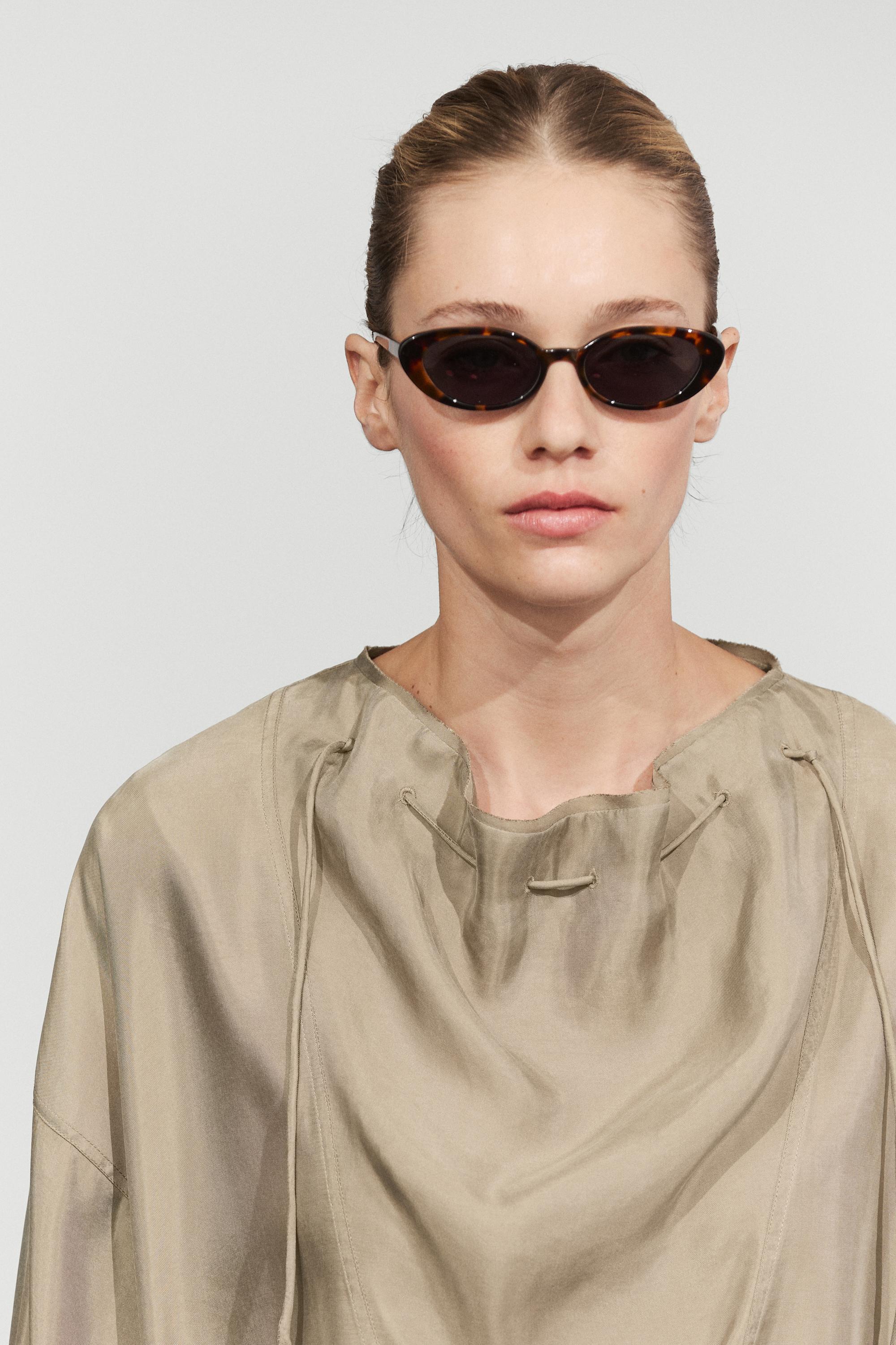 Blouse fluide à cordon au col