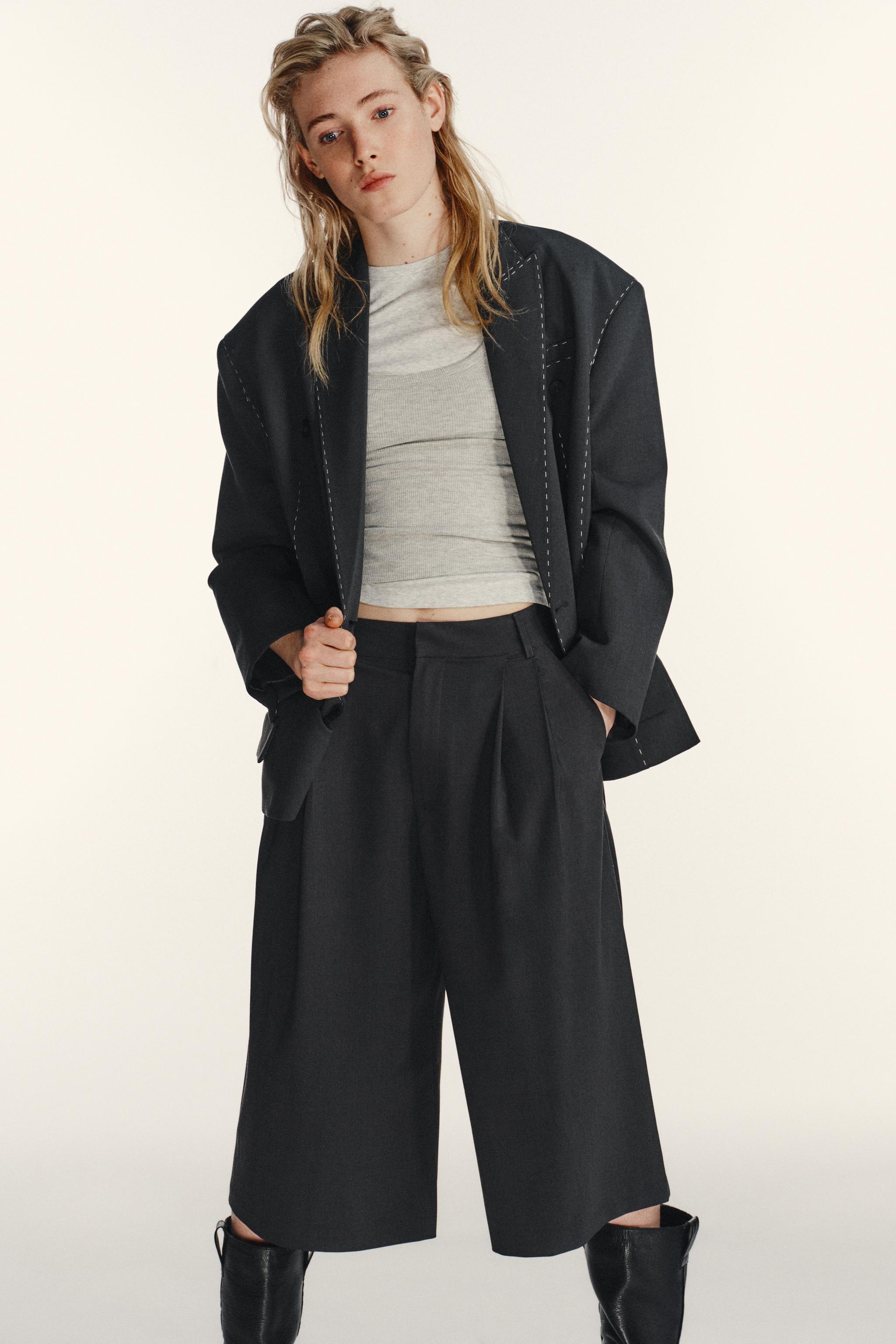 WIDE BERMUDA SHORTS WITH PLEATS