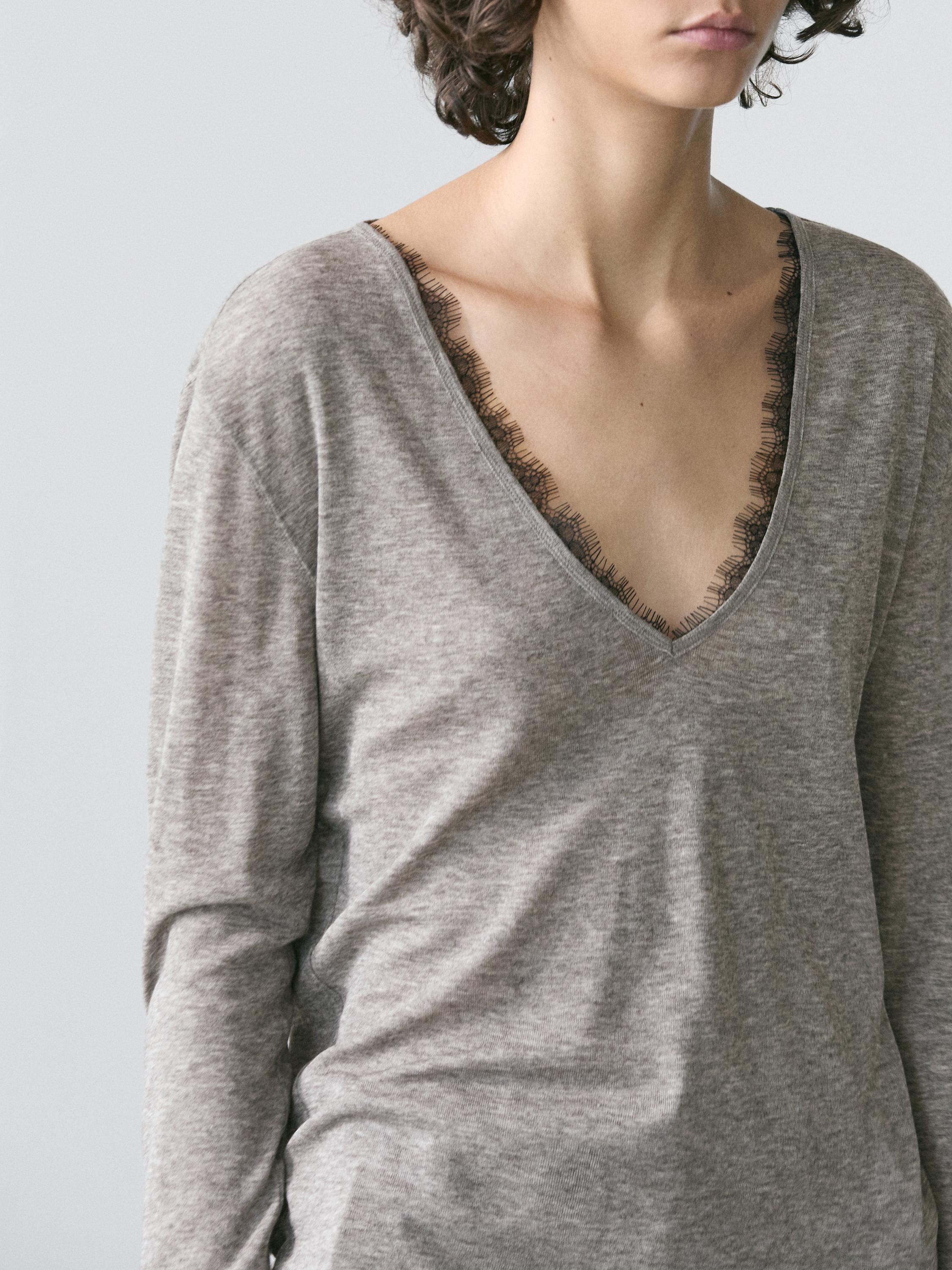 T-shirt col en V et dentelle