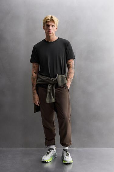 CAMISETA TÉCNICA BÁSICA - Negro de Zara