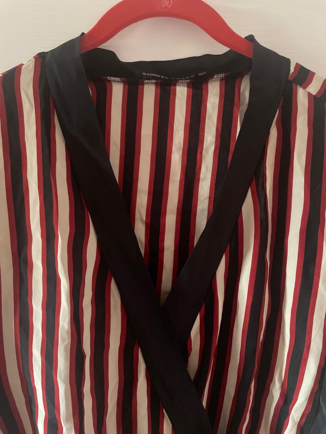 BRAND NEW WITHOUT TAG, NEVER WORN ZARA 100 SILK HIGH LOW BLOUSE. IN COLORS RED, BLACK, AND WHITE. SIZE SMALL. - Image 4