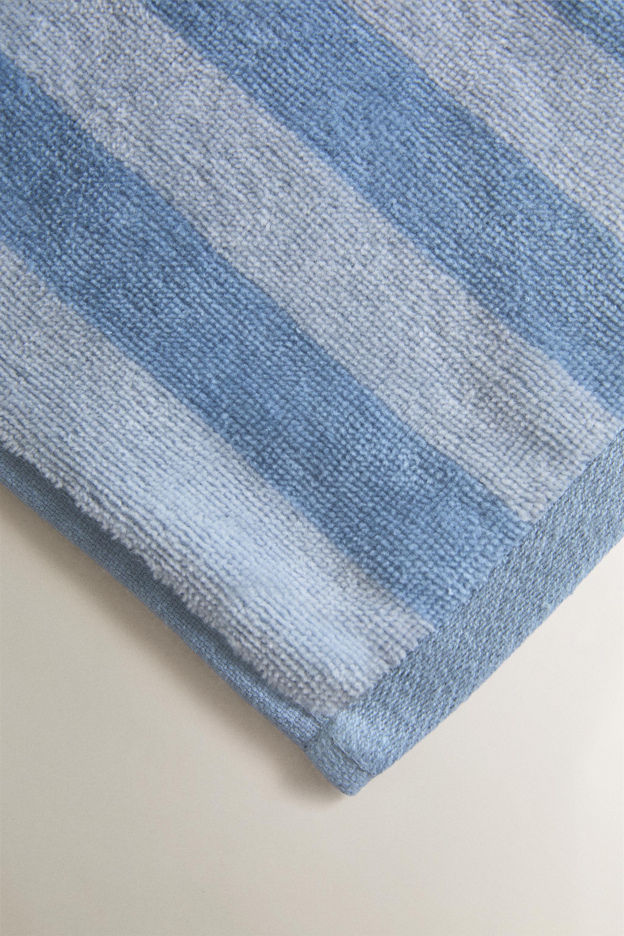 KIDS' DINOSAUR BATH TOWEL — Blue