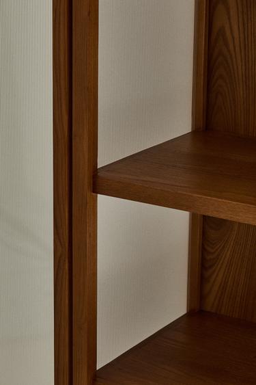 MEUBLE DE RANGEMENT EN BOIS DE FRÊNE ET PORTE VITRÉE - Marron de Zara - Image 3