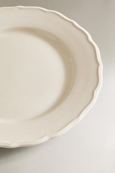 PLATO LLANO LOZA BORDE RELIEVE - Crudo de Zara