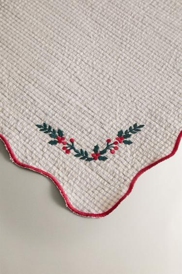 PACK OF SCALLOPED COTTON CHRISTMAS NAPKINS WITH EMBROIDERY (PACK OF 2) - Red by Zara - Image 2