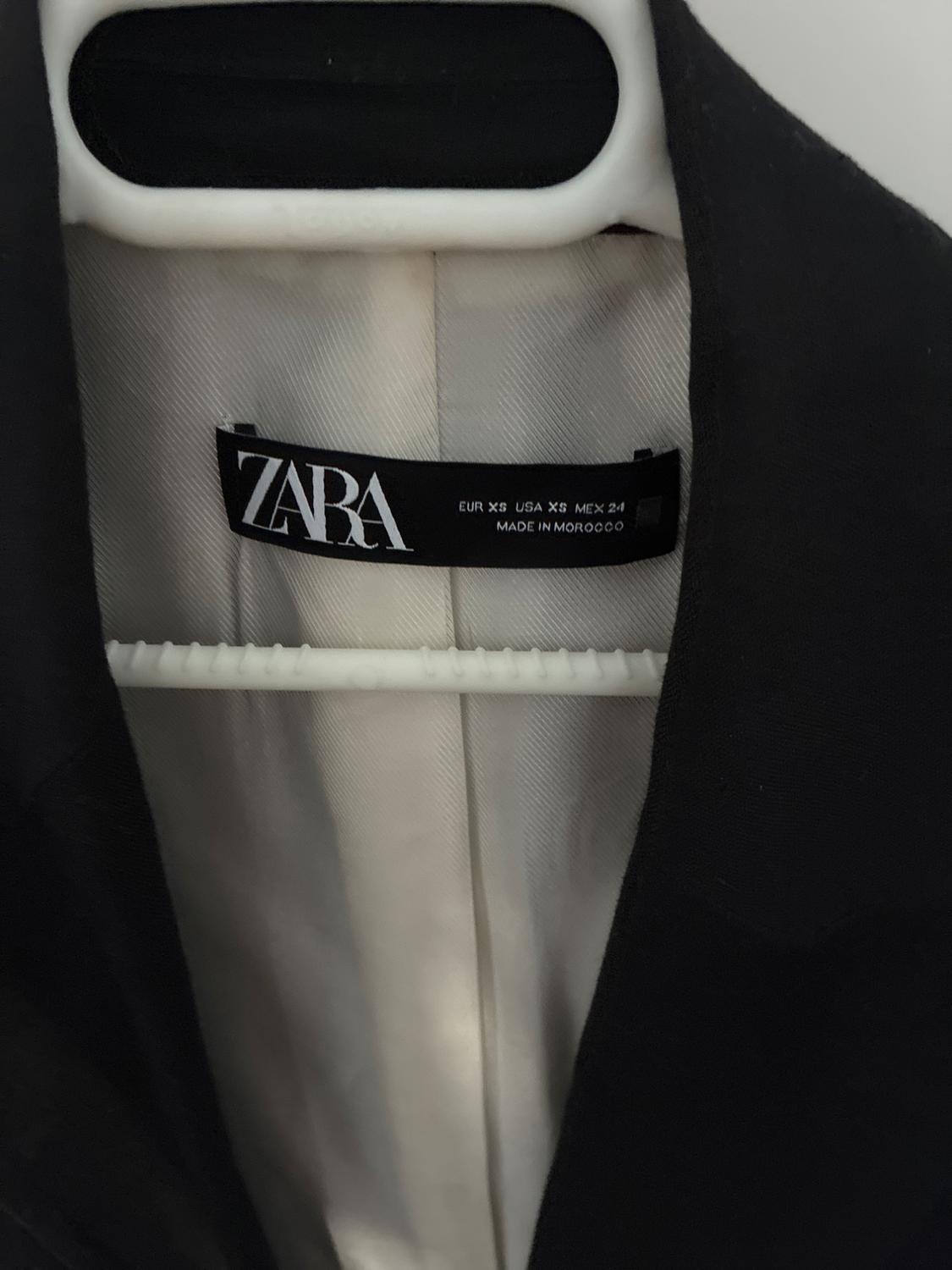 BLAZER NEGRA CON PUÑO ESTAMPADO EN LINO - Image 3