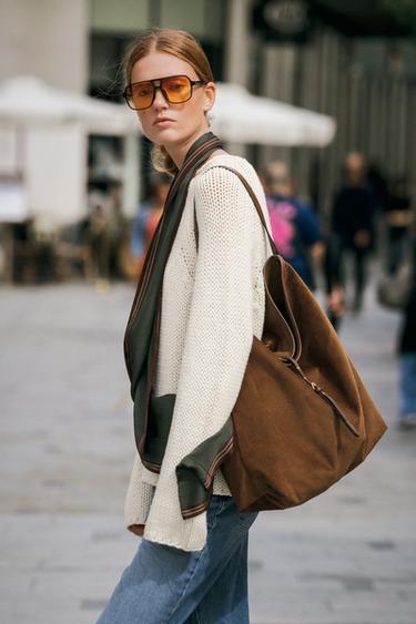 תיק קניות באפקט קורדרוי - חום של Zara