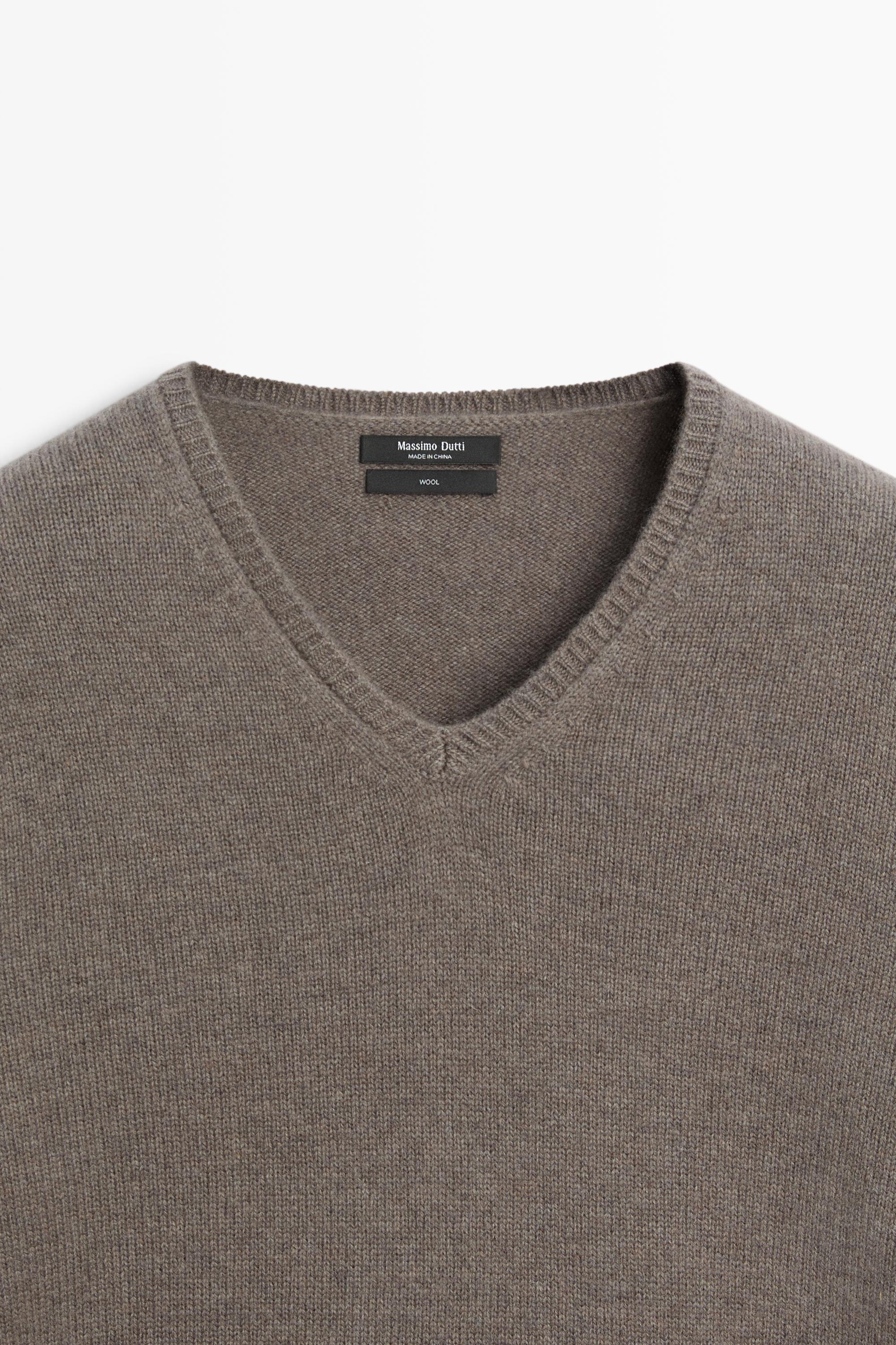 100% wool V-neck knit sweater