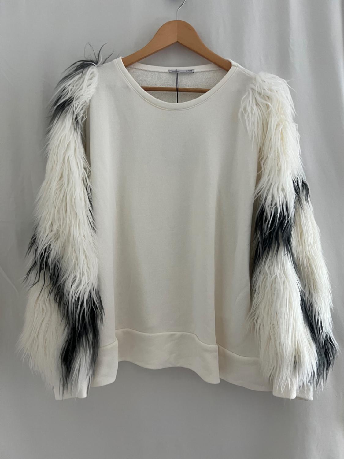 FAUX FUR SLEEVE SWEATSHIRT - Image 2