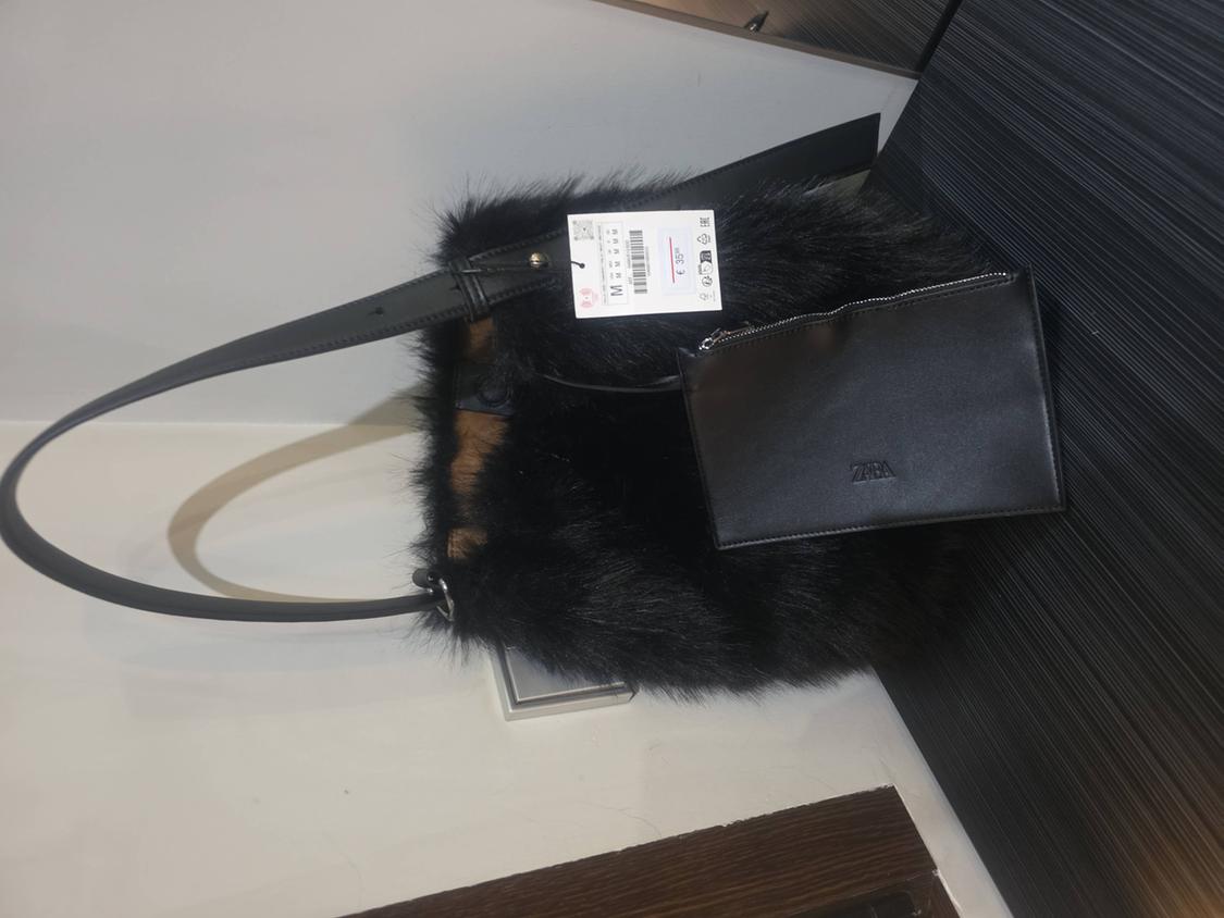 FAUX FUR BUCKET BAG - Image 5