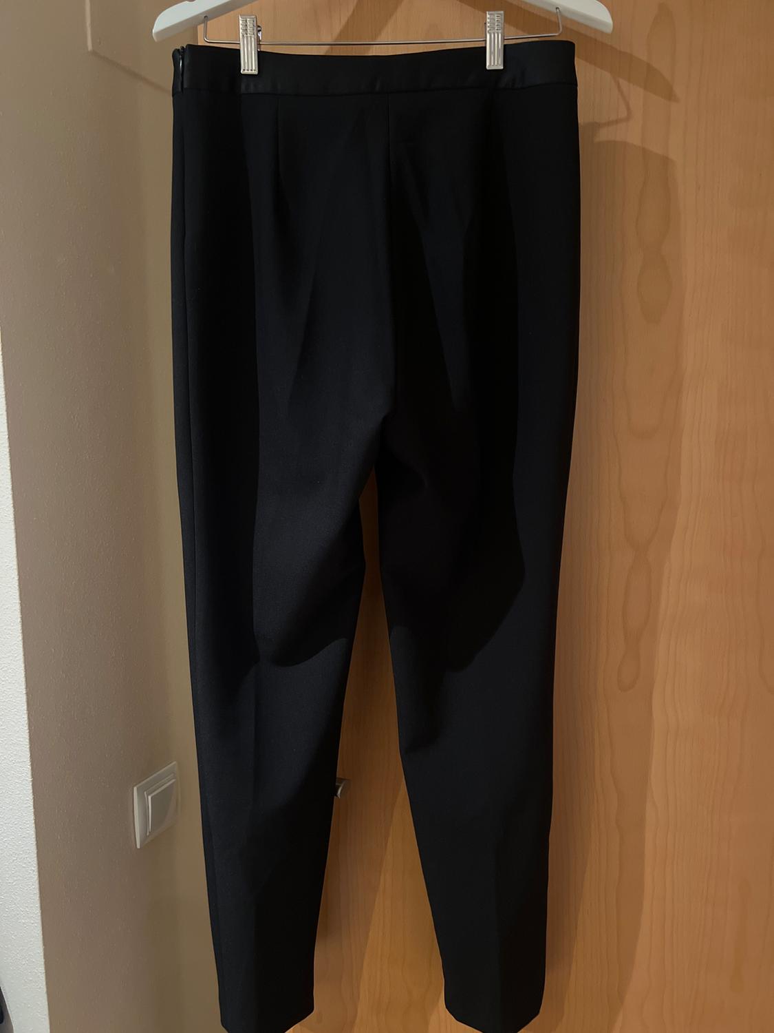PANTALÓN VESTIR NEGRO CON CINTURÓN RASO BOTÓN PIEDRA - Image 4