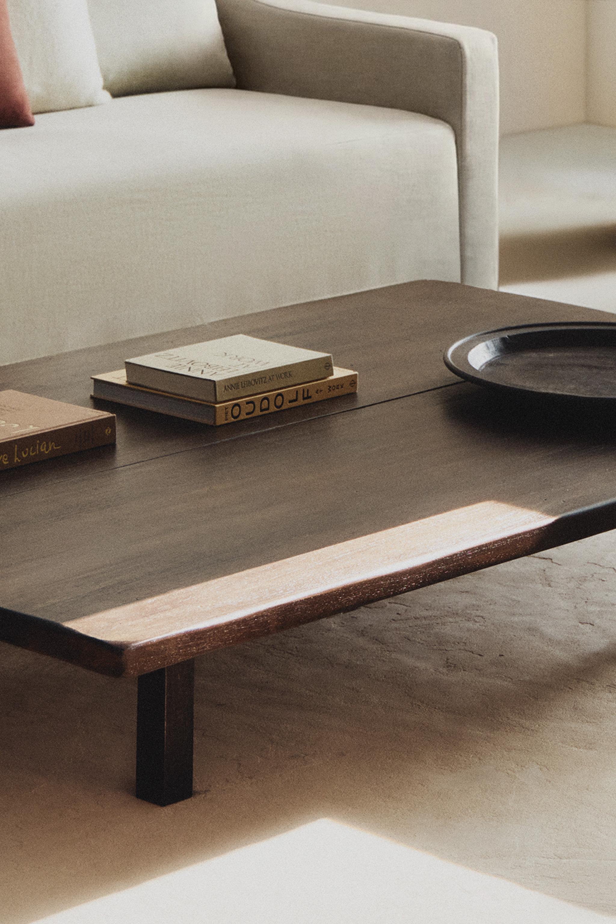 LOW-LEGGED COFFEE TABLE