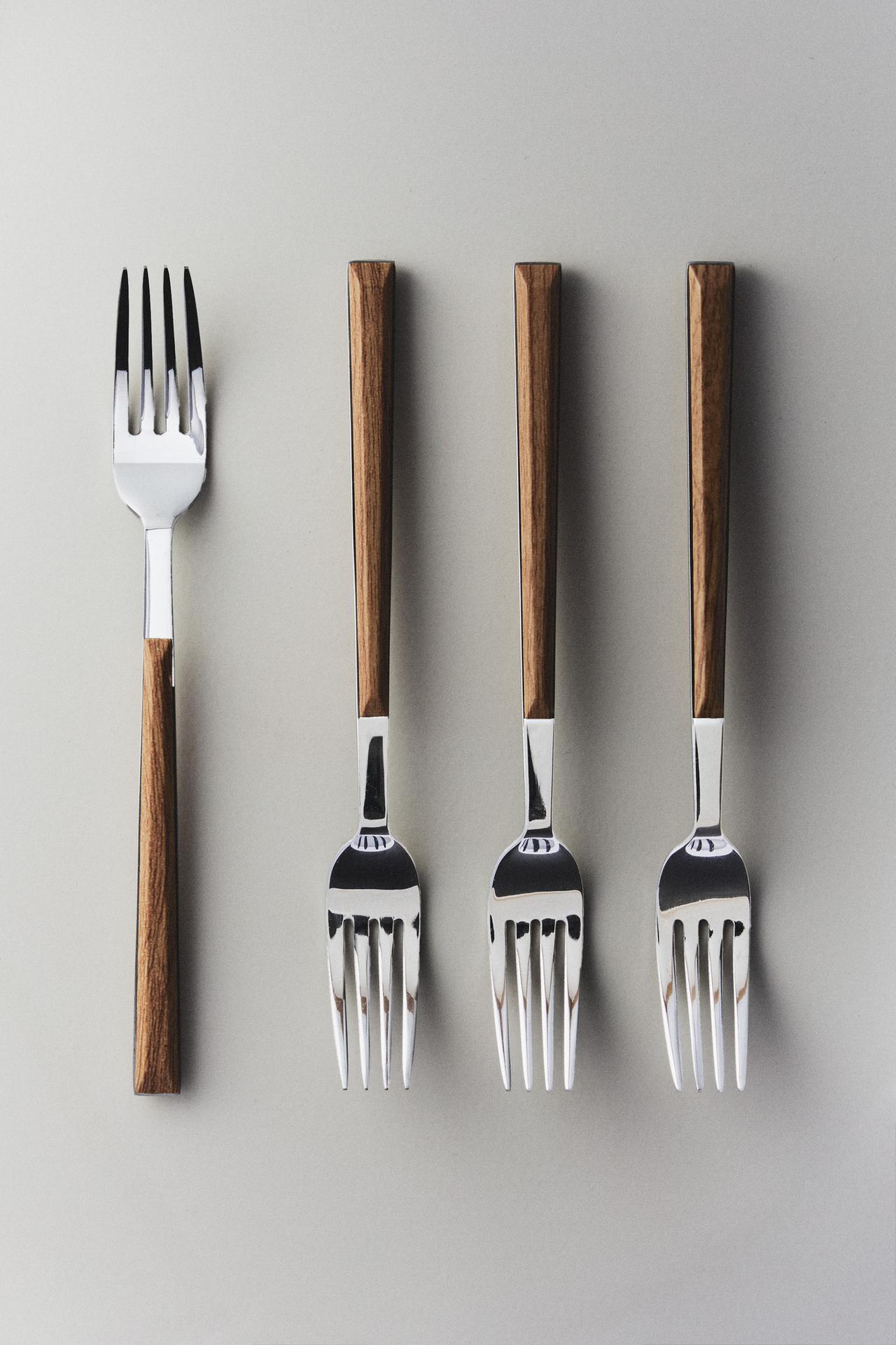 WOOD-EFFECT FORKS (PACK OF 4) — Brown