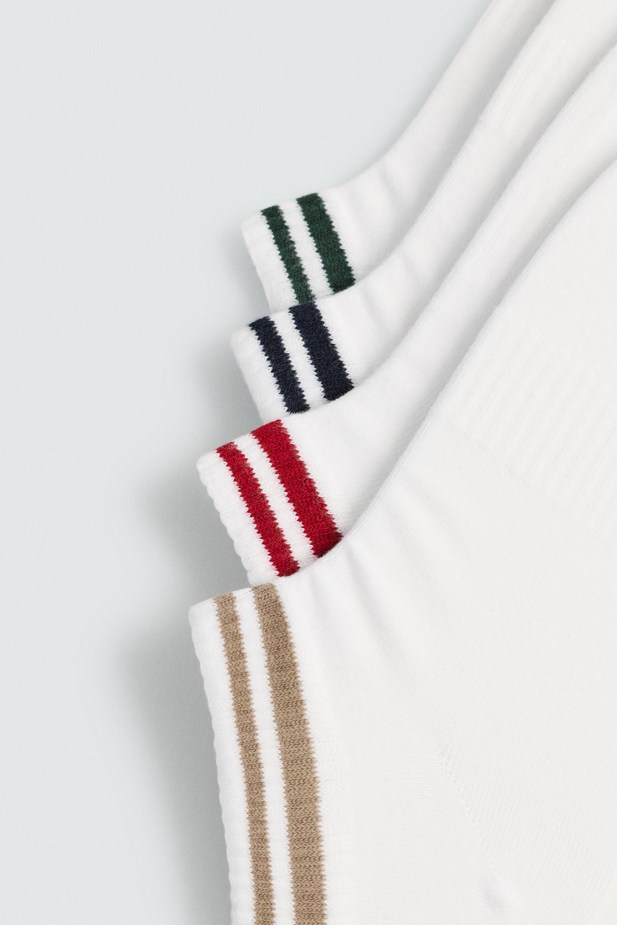 LOT DE 4 SOCQUETTES À BANDES