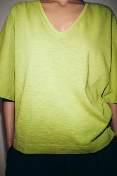 T-SHIRT COL EN V - Vert pistache de Zara - Image 3