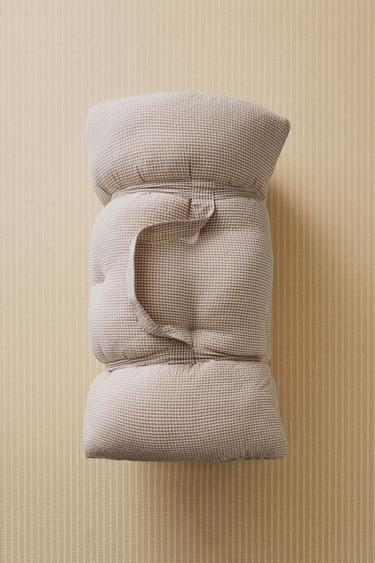 CHILDREN'S GINGHAM FLOOR CUSHION - رمادي الخاص بـ Zara