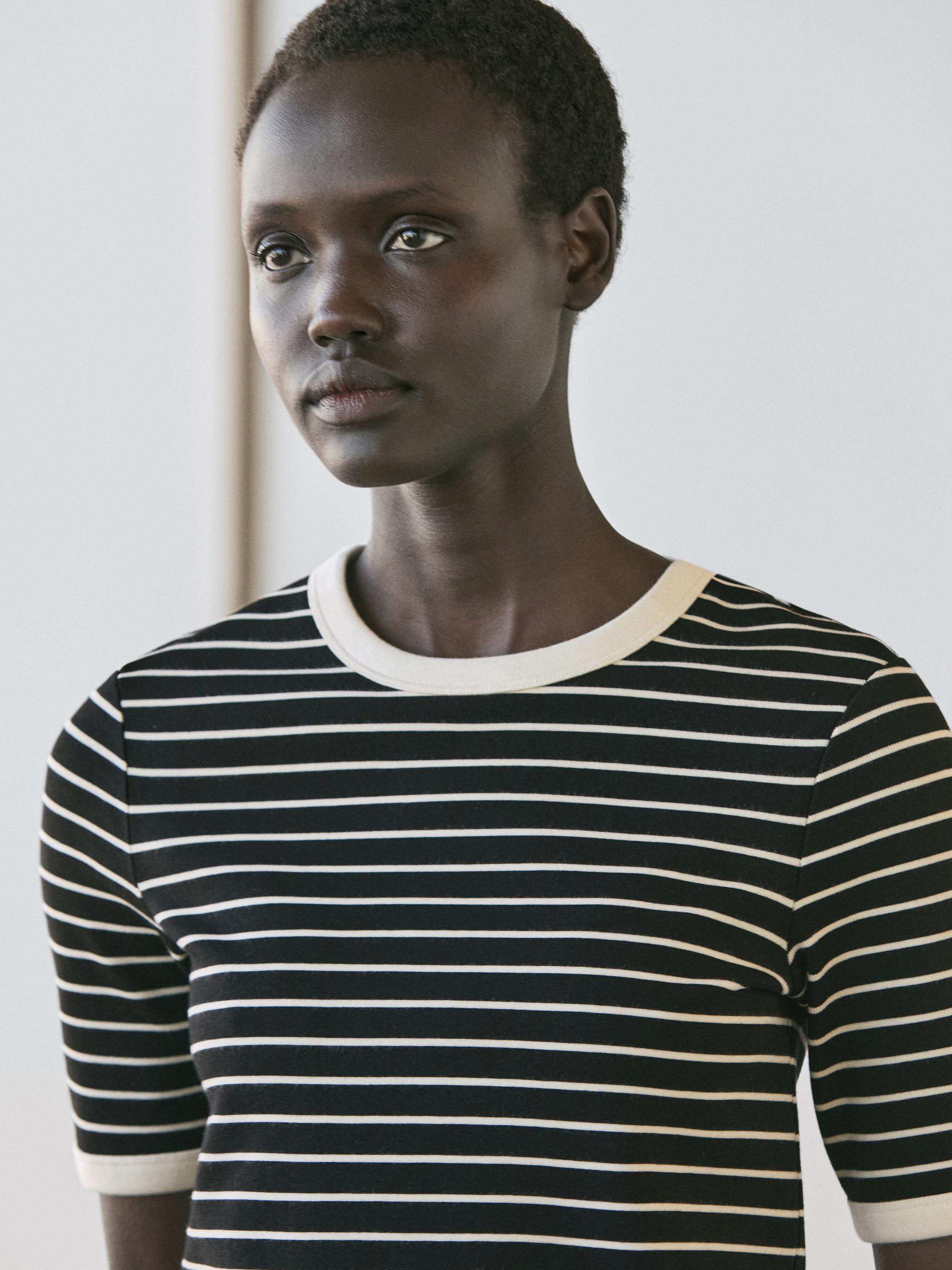 Short sleeve T-shirt with contrast stripes