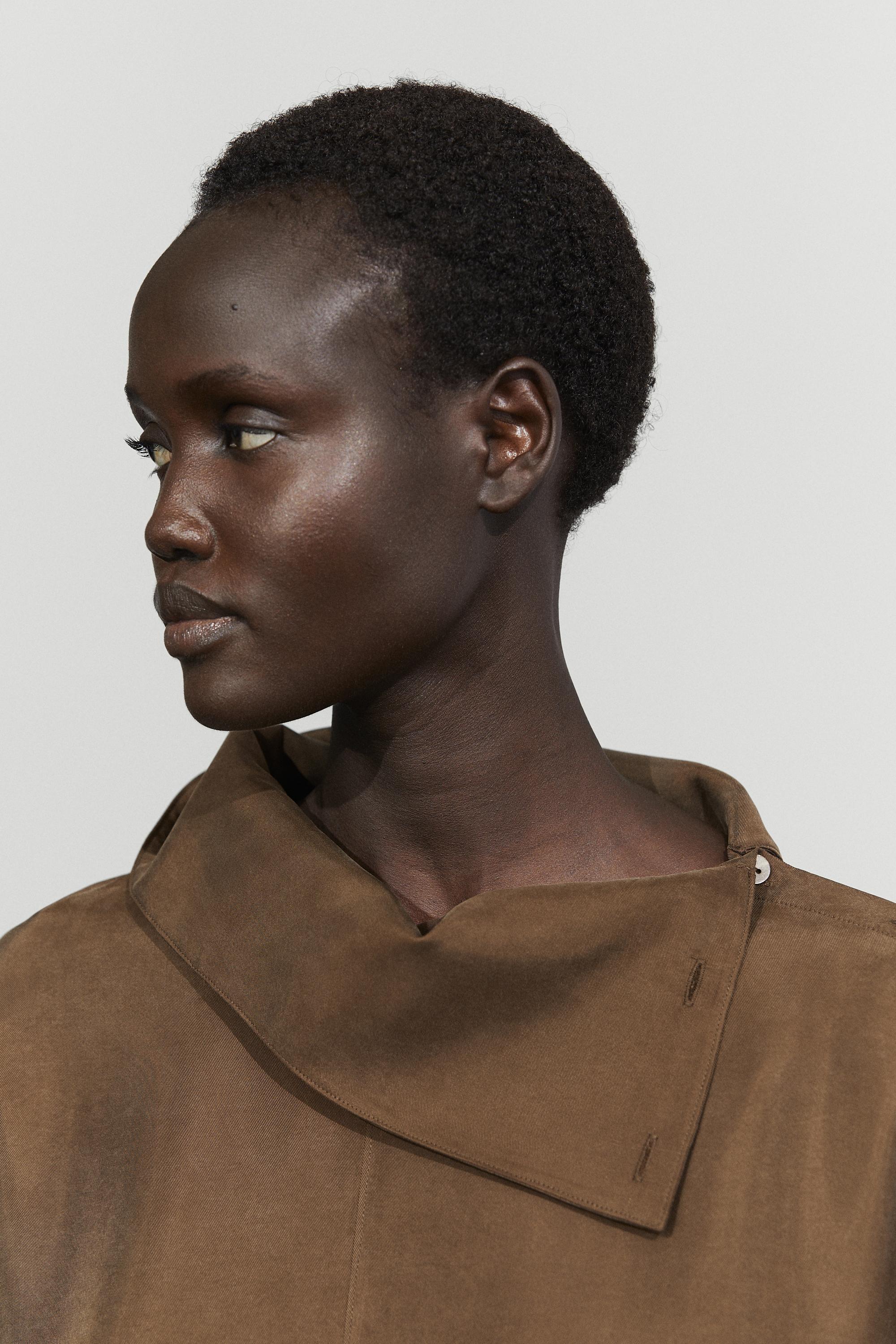 Robe courte fluide à col asymétrique