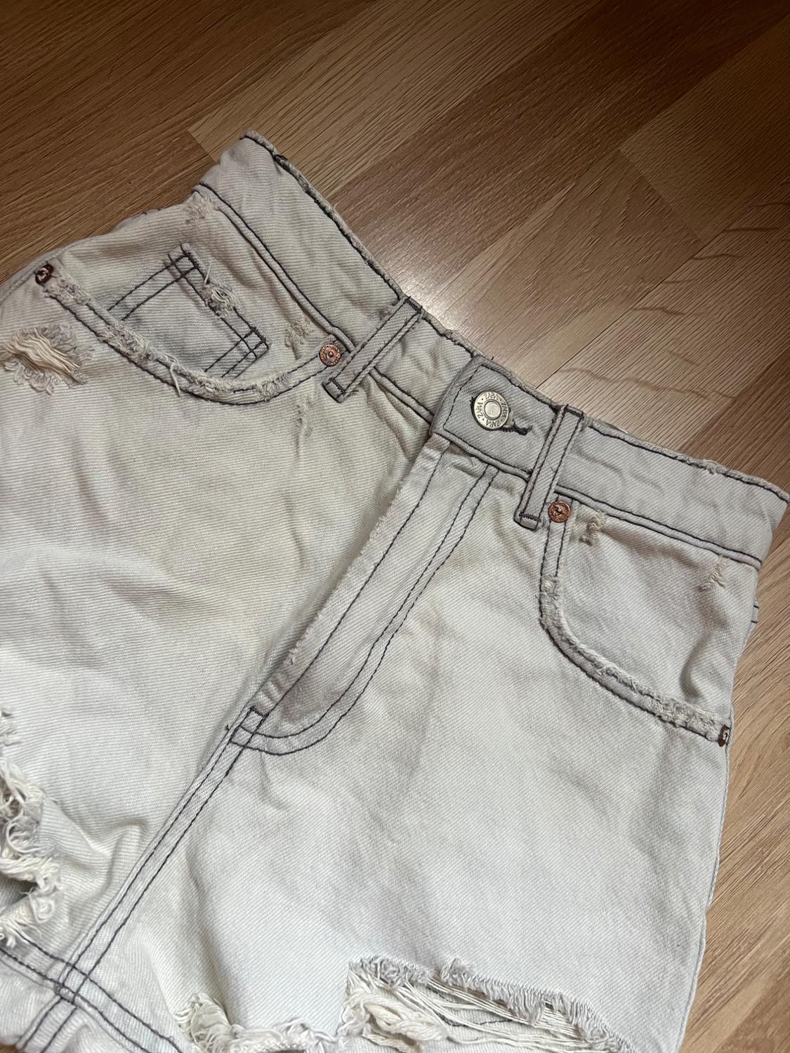 TRF CURVED HIGH-WAIST RIPPED DENIM SHORTS - Image 3