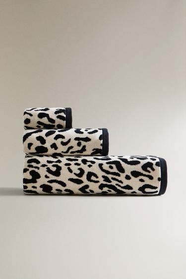 ANIMAL PRINT VELOUR BATH TOWEL - Sand / Black by Zara