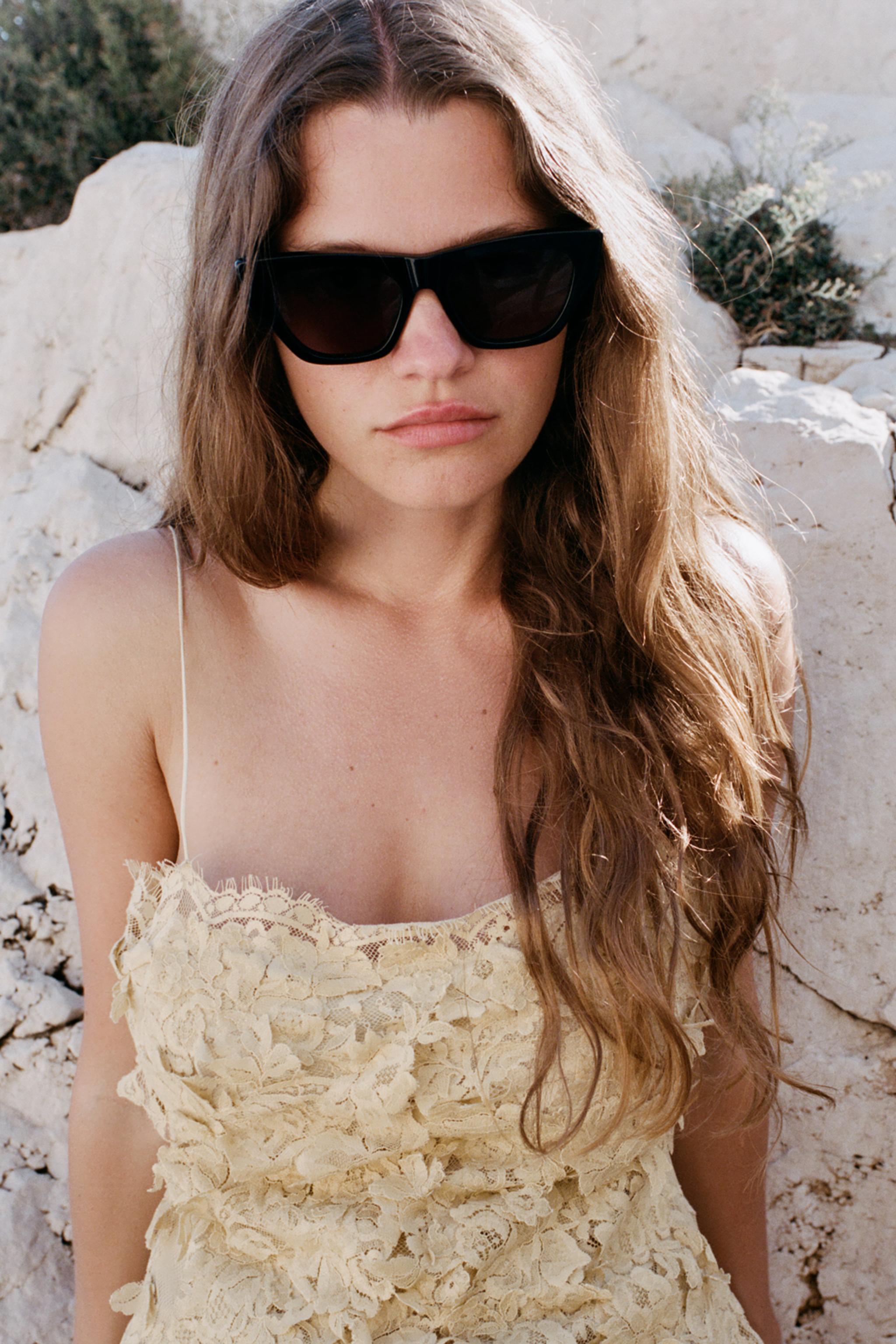 ROBE EN GEORGETTE AVEC DENTELLE RELIEF