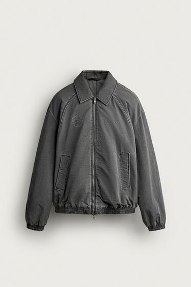 СТЕГАНАЯ КУРТКА С ВЫШИВКОЙ И ПОТЕРТОСТЯМИ — СВЕТЛО-СЕРЫЙ от Zara