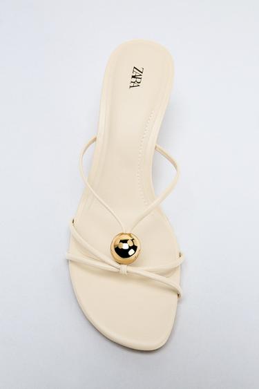 БОСОНОЖКИ НА КАБЛУКЕ С МЕТАЛЛИЧЕСКОЙ ДЕТАЛЬЮ — ЭКРЮ от Zara