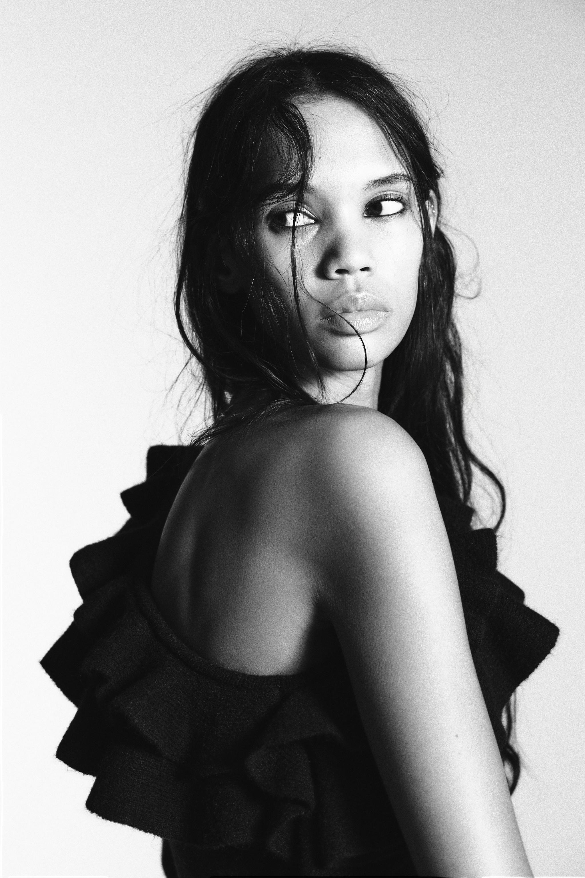 PULL EN MAILLE ASYMÉTRIQUE À VOLANTS