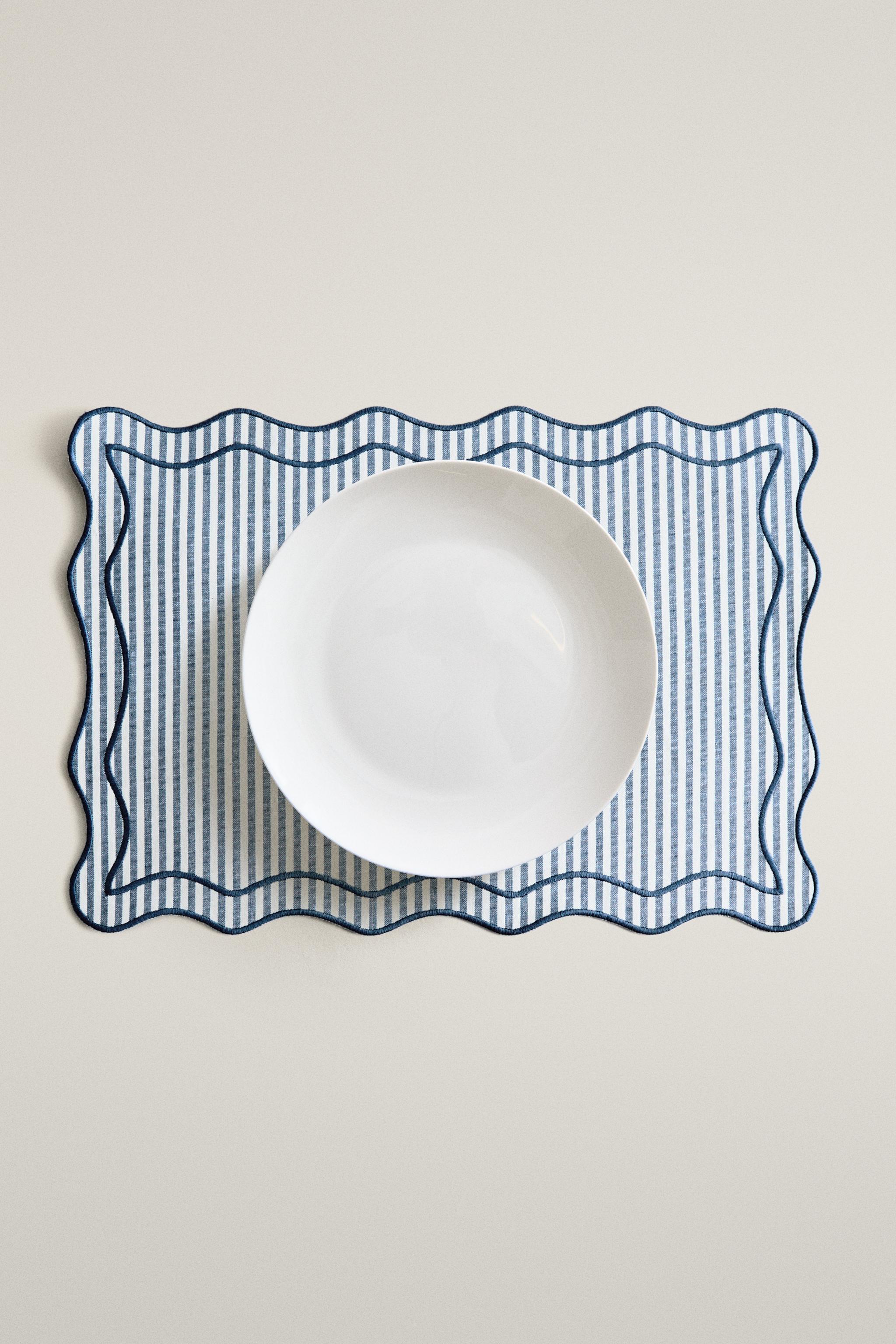 STRIPED SCALLOPED PLACEMAT