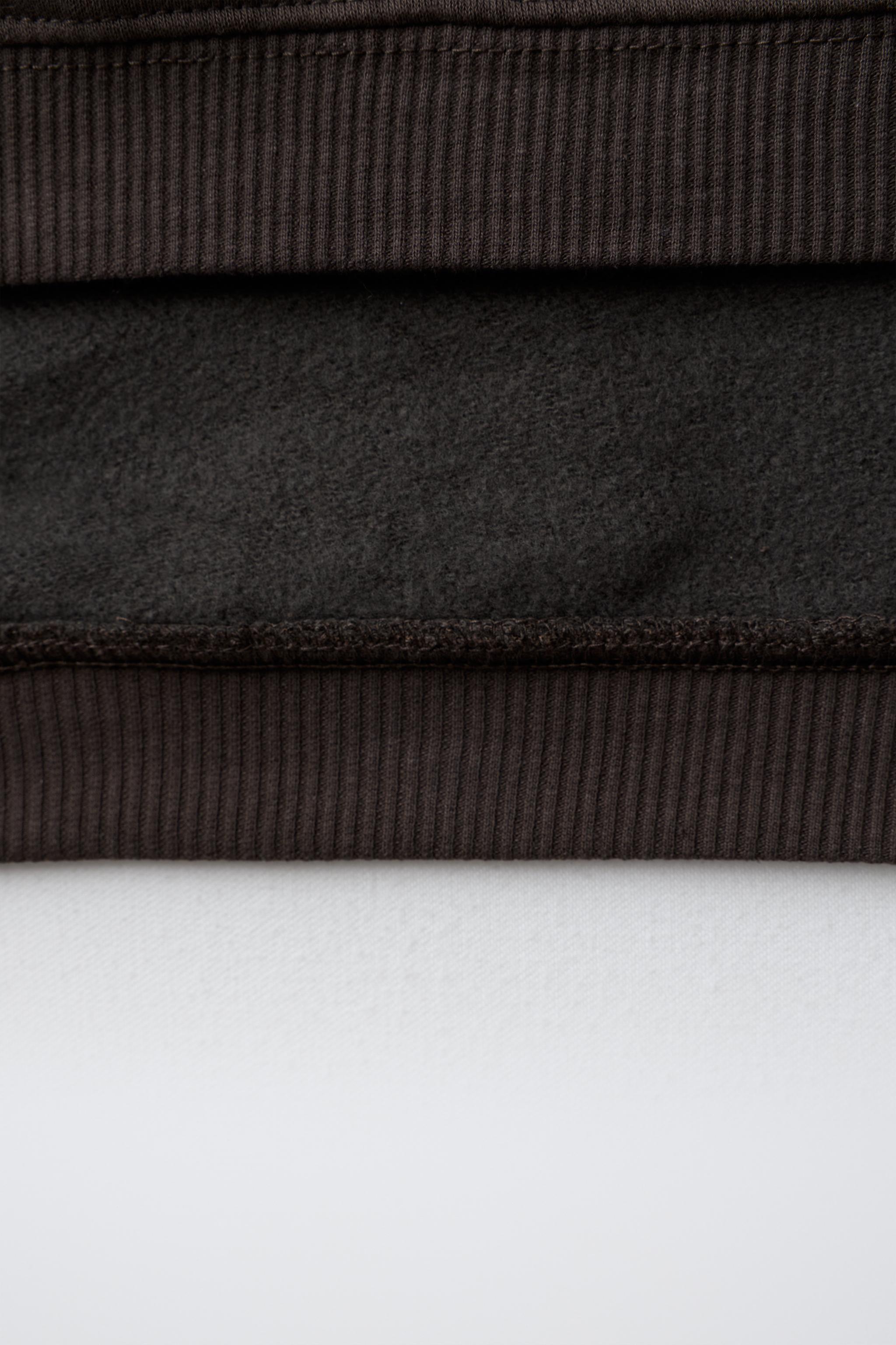 SWEAT À CAPUCHE ET ÉTIQUETTE