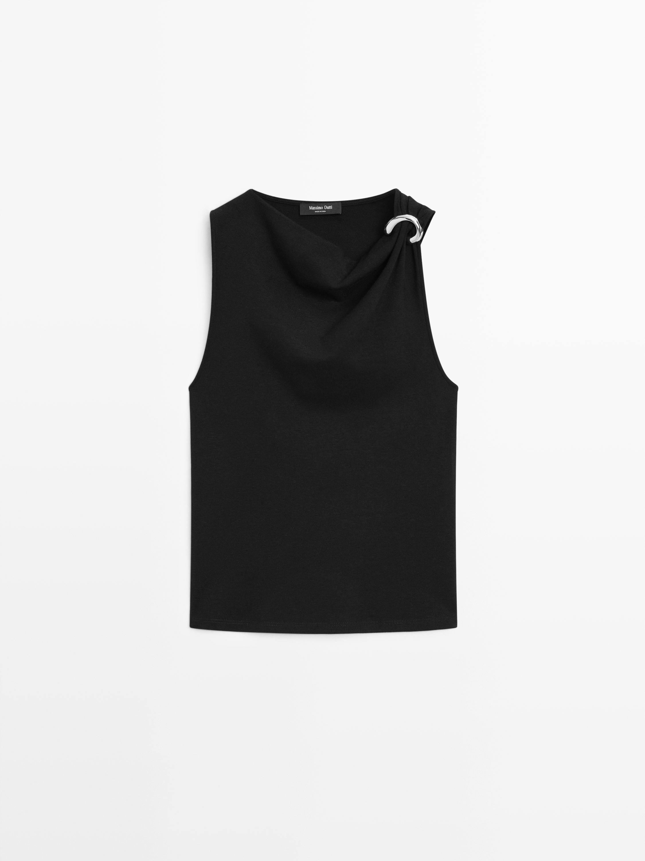 Top à encolure drapée et broche