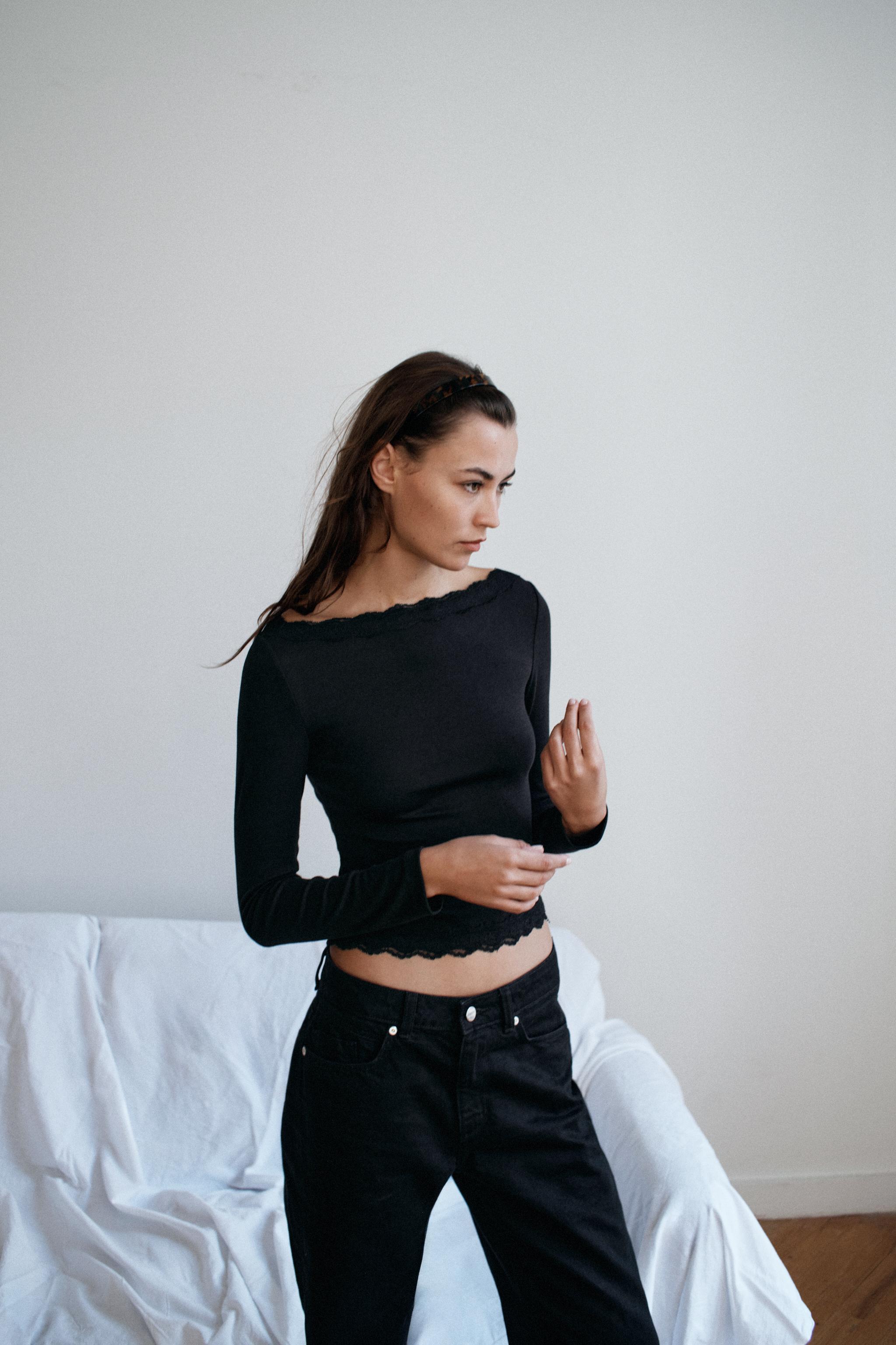 Zara Geniş Yaka Dantelli Top görsel 8