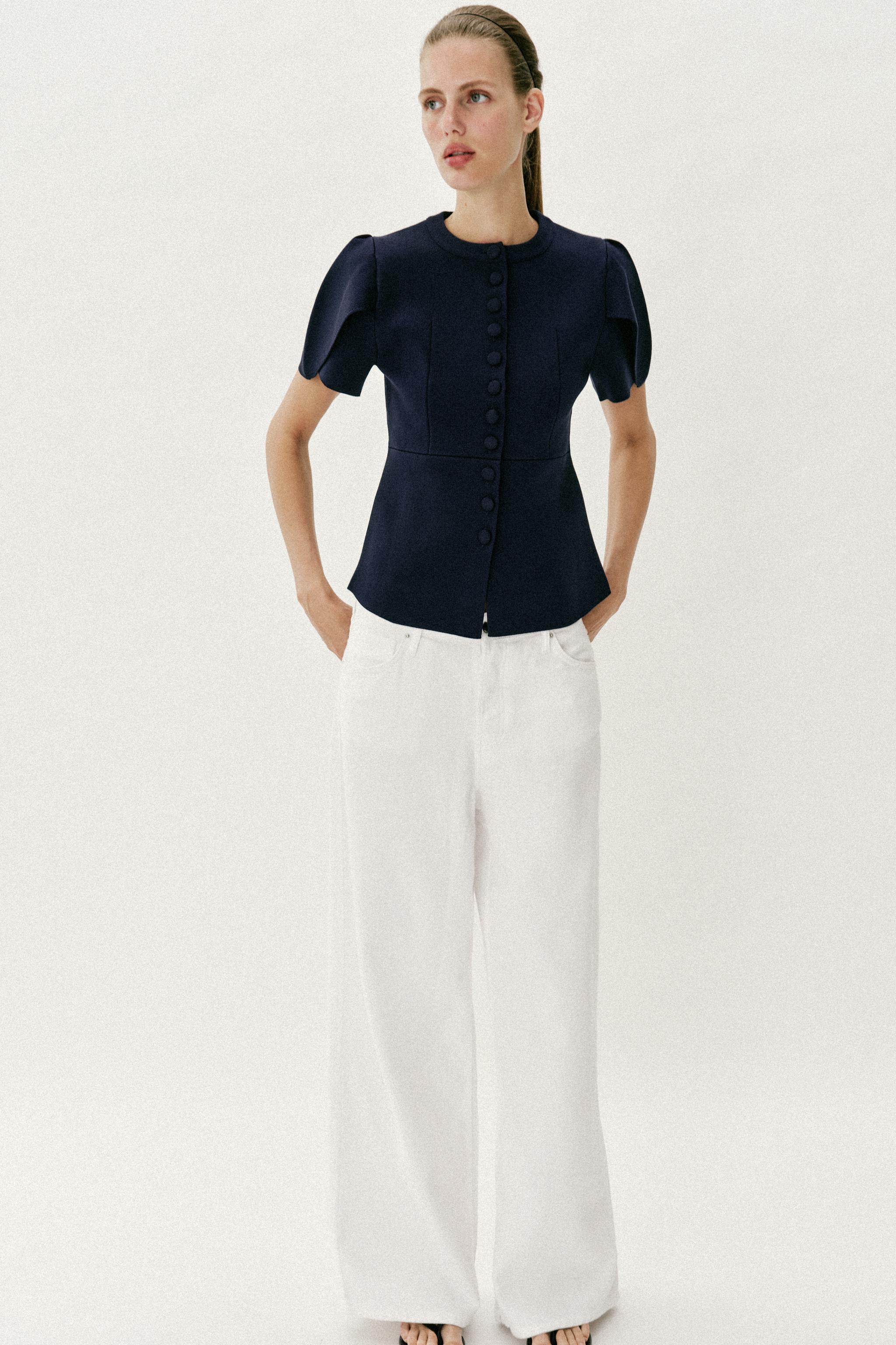 VESTE EN MAILLE À MANCHES BOUFFANTES ET OUVERTURES