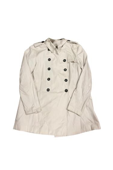 TRENCH CORTO COLOR BEIGE PIEDRA