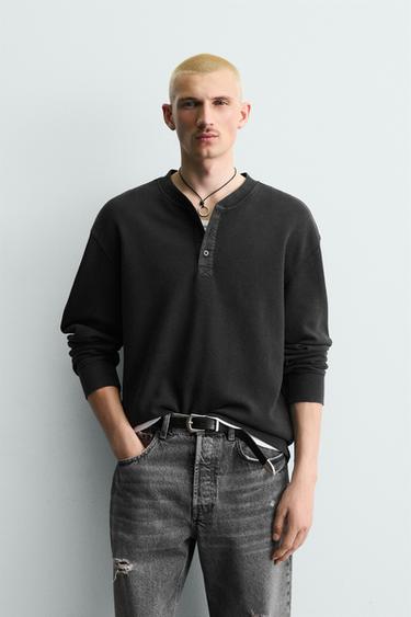 ФУТБООЛКА В РУБЧИК С ВОРОТНИКОМ НА ПУГОВИЦАХ — ТЕМНЫЙ АНТРАЦИТ от Zara