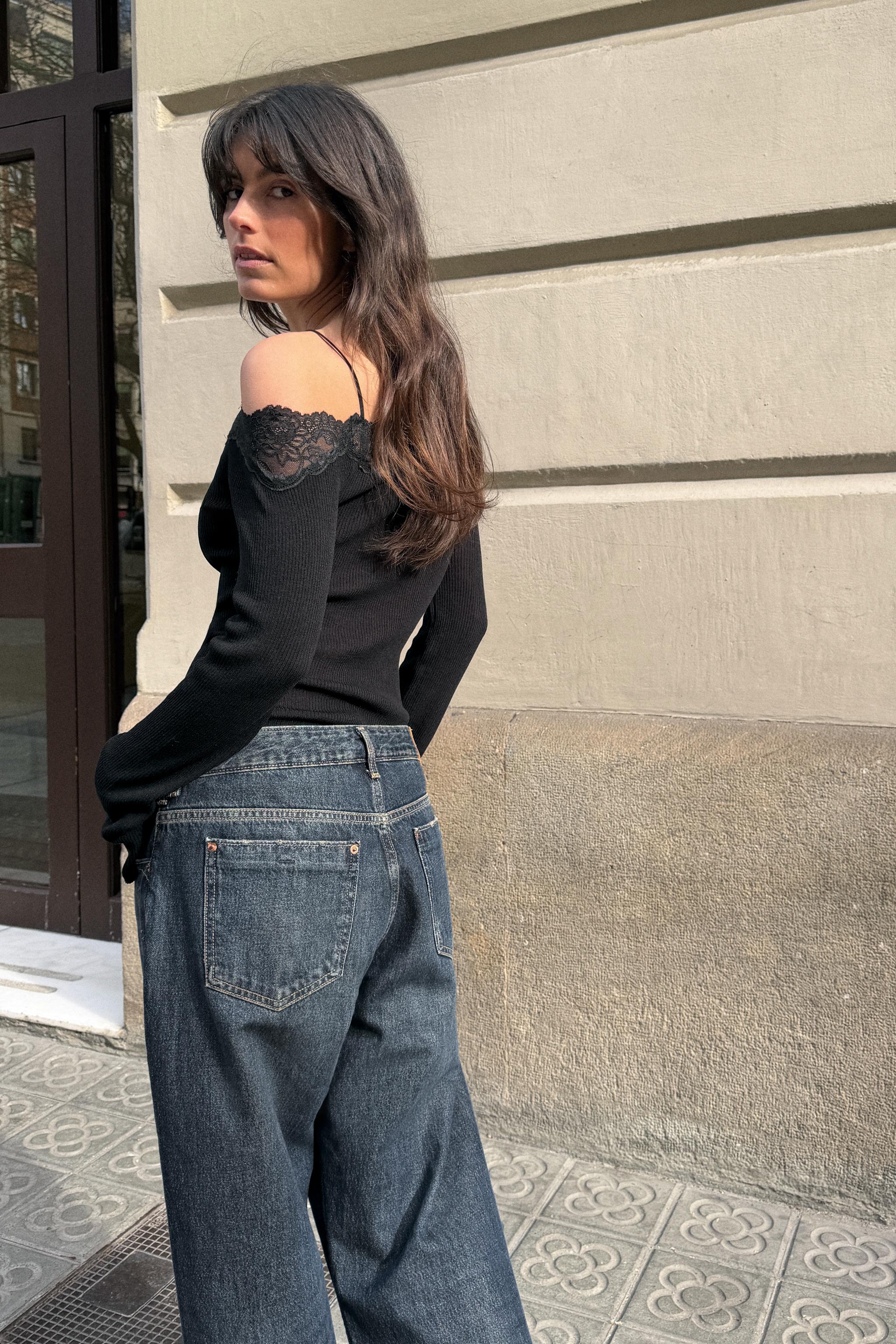 OFF-THE-SHOULDER T-SHIRT