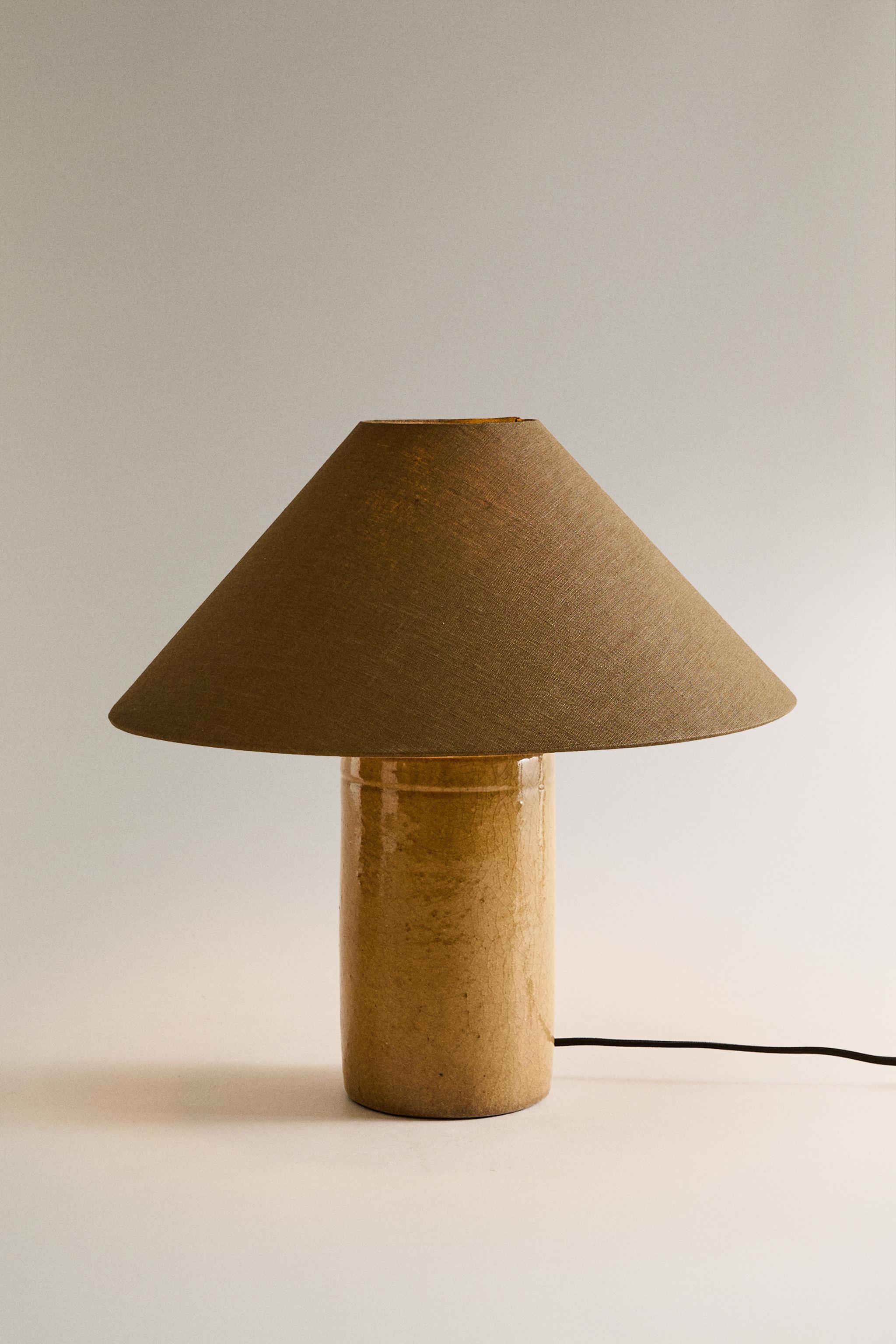 STONEWARE BASE TABLE LAMP — Chocolate