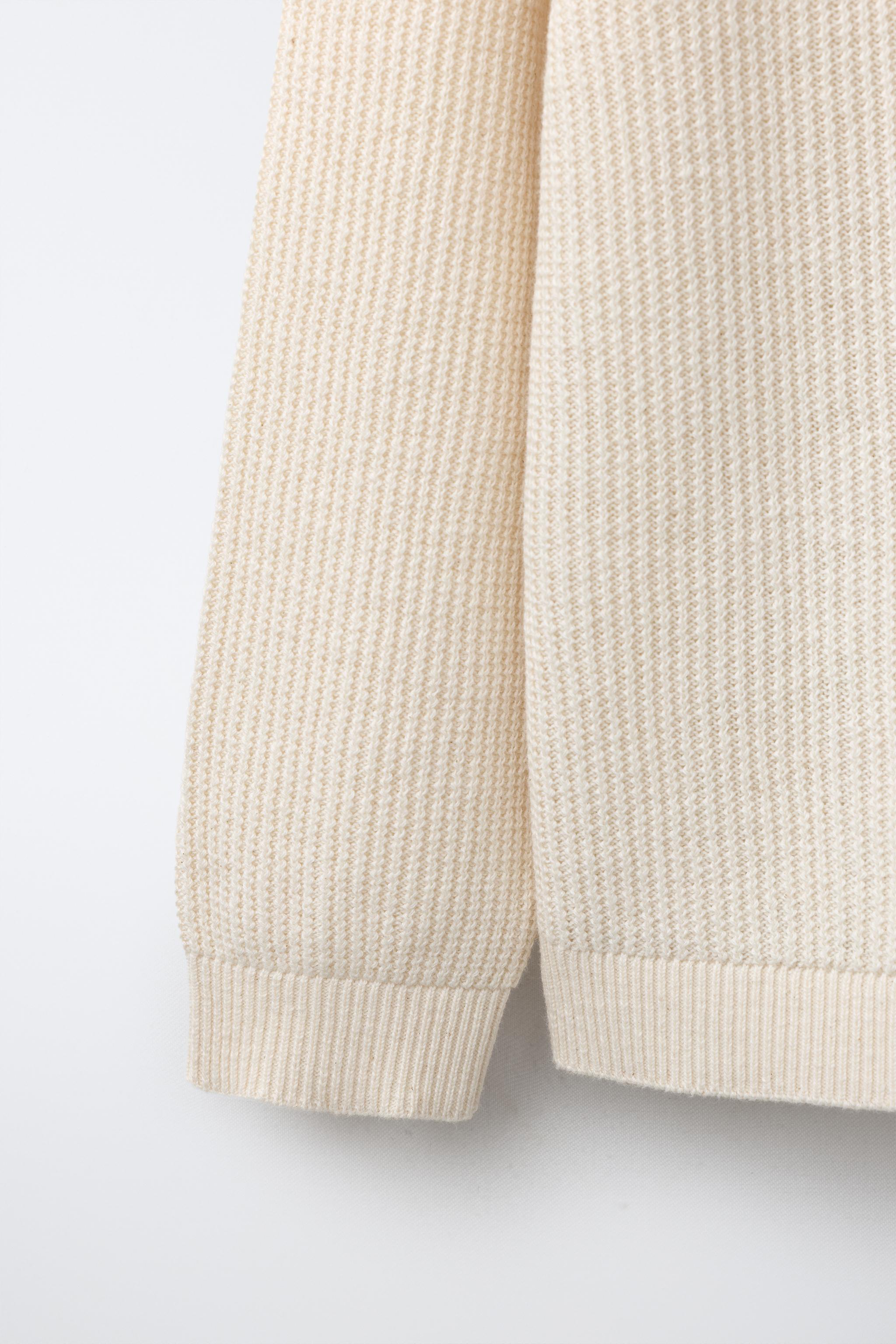 PULL EN MAILLE À COL MONTANT