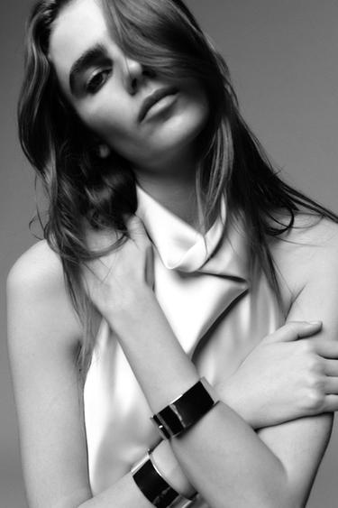 חבילה של 2 צמידים קשיחים ממתכת - מוזהב של Zara